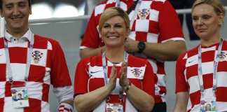 Presidente da Croácia faz sucesso misturada com torcedores na Copa com ingressos pagos por ela mesma