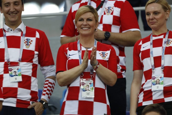 Presidente da Croácia faz sucesso misturada com torcedores na Copa com ingressos pagos por ela mesma