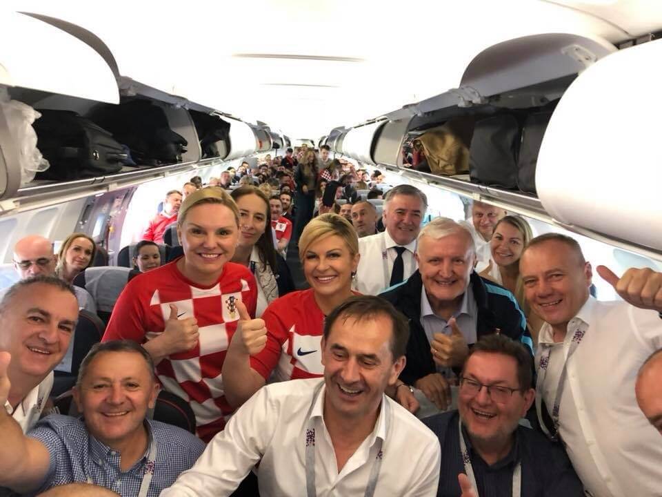 bemmaismulher.com - Presidente da Croácia faz sucesso misturada com torcedores na Copa com ingressos pagos por ela mesma