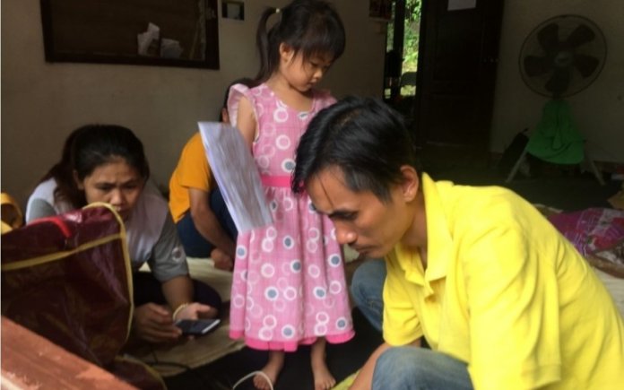 As famílias dos meninos resgatados na Tailândia são impedidas de abraçarem os filhos. Por quê?