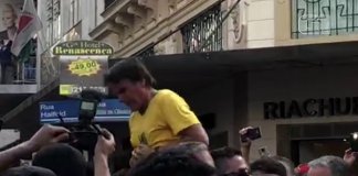 Candidato Jair Bolsonaro leva facada durante ato de campanha em Juiz de Fora
