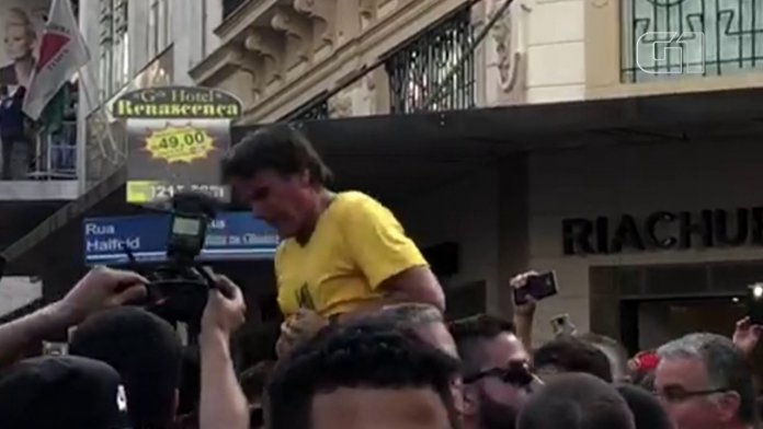 Candidato Jair Bolsonaro leva facada durante ato de campanha em Juiz de Fora