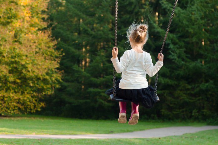 Quer filhos mais felizes e calmos? Simplifique o mundo deles.