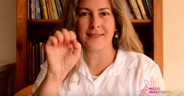 Professora cria canal no youtube para contar histórias infantis em Libras