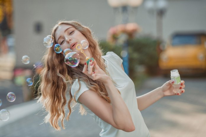 Como é possível ser feliz todo dia, todo segundo, todo momento? Leia e descubra.