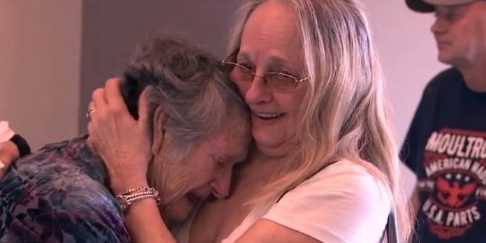 Mãe de 88 anos tem um encontro emocionante com filha biológica que pensou ter morrido ao nascer.