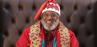 ‘FELIZ DEMAIS’, Papai Noel negro celebra sucesso em shopping paulista