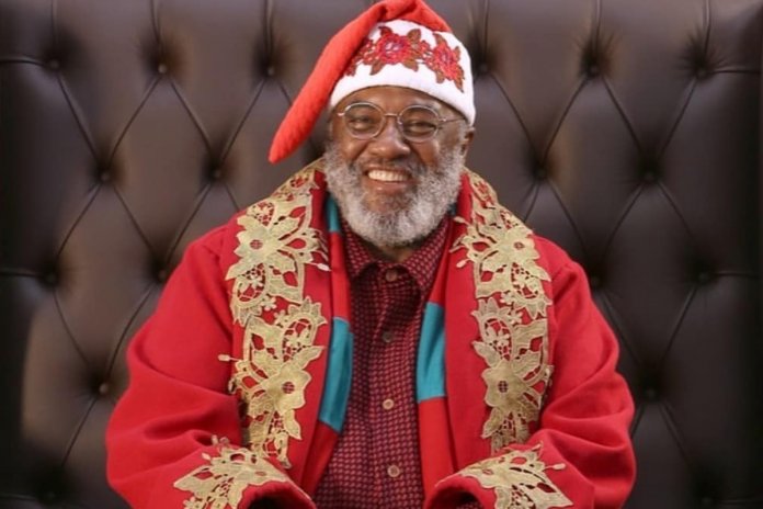 ‘FELIZ DEMAIS’, Papai Noel negro celebra sucesso em shopping paulista
