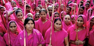 Empunhando bastões, indianas vestidas de rosa criam grupo de autodefesa contra machismo