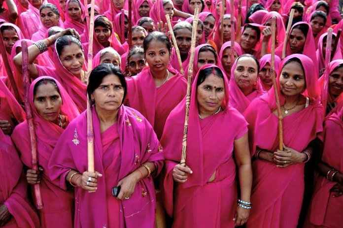 Empunhando bastões, indianas vestidas de rosa criam grupo de autodefesa contra machismo