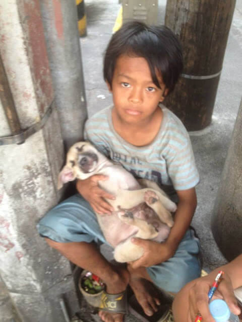 bemmaismulher.com - Criança adota um cão de rua para evitar estar sozinho e sua amizade comove milhares de pessoas