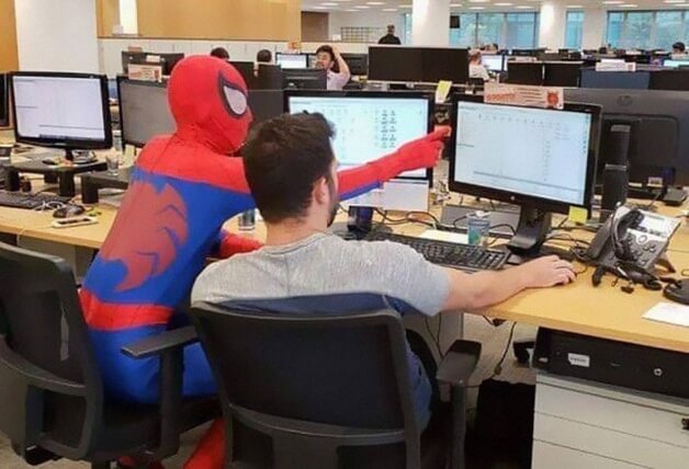 bemmaismulher.com - Após pedir demissão bancário vai vestido de Homem-Aranha em seu último dia de trabalho