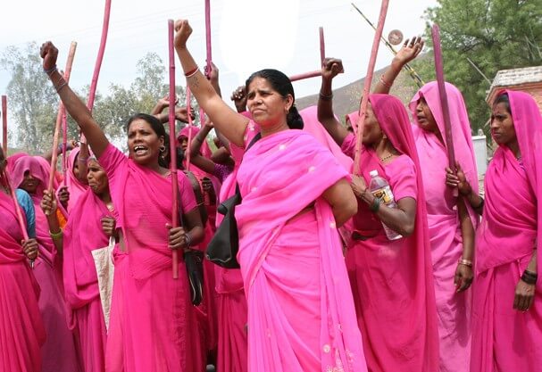 bemmaismulher.com - Empunhando bastões, indianas vestidas de rosa criam grupo de autodefesa contra machismo