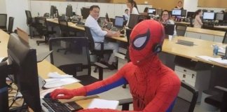 Após pedir demissão bancário vai vestido de Homem-Aranha em seu último dia de trabalho