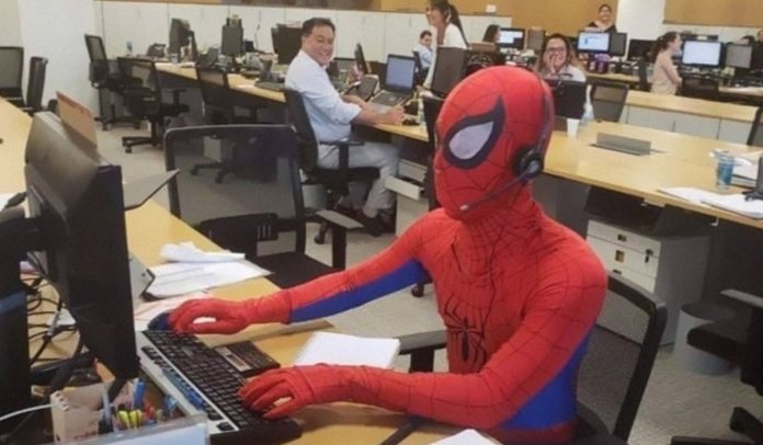 Após pedir demissão bancário vai vestido de Homem-Aranha em seu último dia de trabalho