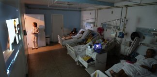 Hospital aposta em projeto “cinema nas enfermarias” para melhorar a vida de pacientes com câncer