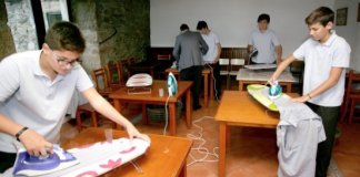 Meninos aprendem a cozinhar, limpar e passar roupa em um colégio na Espanha