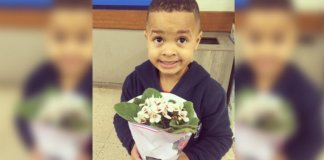 Mãe faz filho levar flores e pedir desculpas à coleguinha após empurra-la