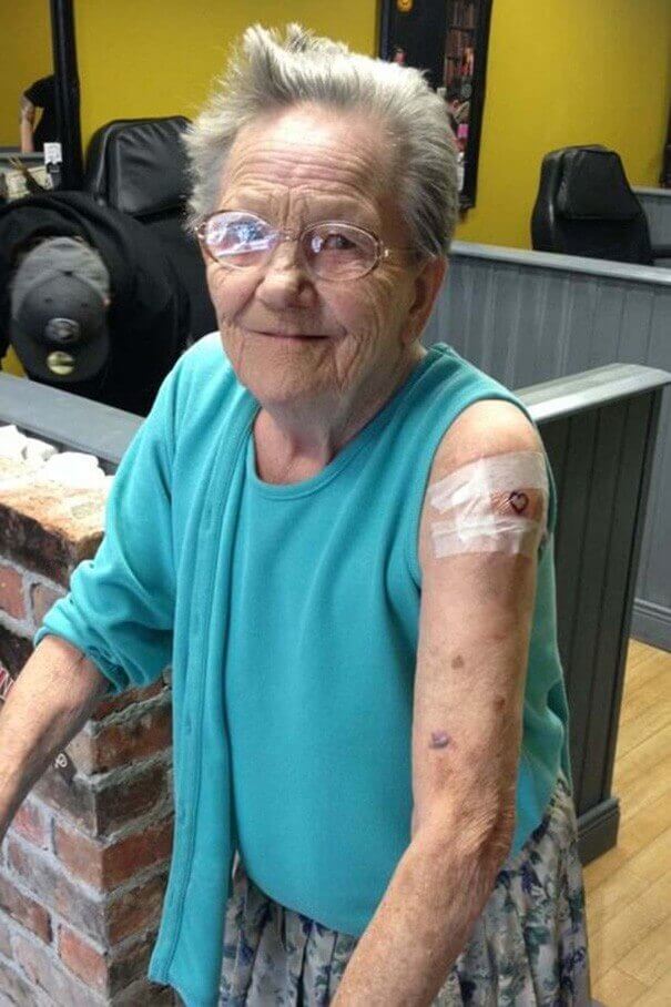 bemmaismulher.com - Vovó de 79 anos foge de abrigo para idosos para fazer a sua primeira tatuagem