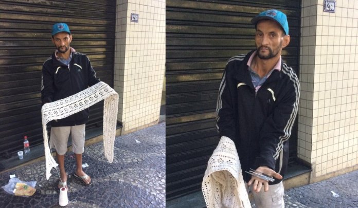 Com agulhas fabricadas por ele mesmo morador de rua em BH faz trocô e crochê