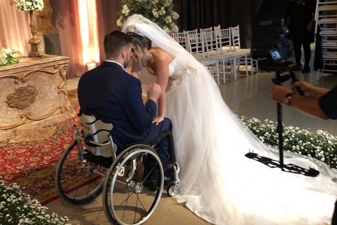 Noivo paraplégico fica em pé para dançar a valsa no casamento e emociona. Assista ao vídeo!