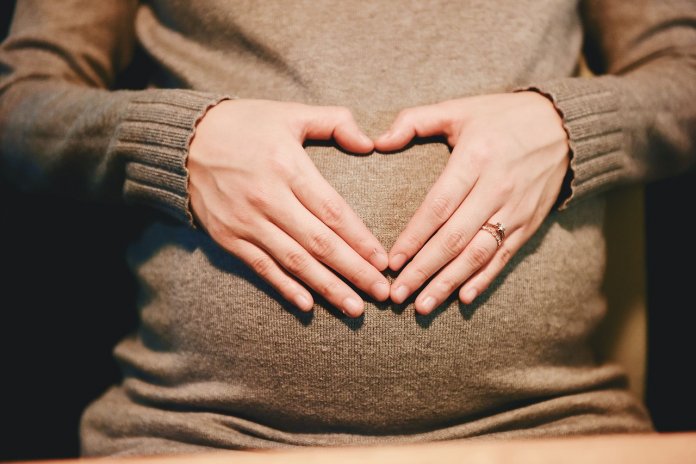 Com oito meses de gravidez mulher consegue emprego com carteira assinada