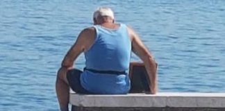 Todos os dias idoso senta-se com foto de falecida esposa junto à praia