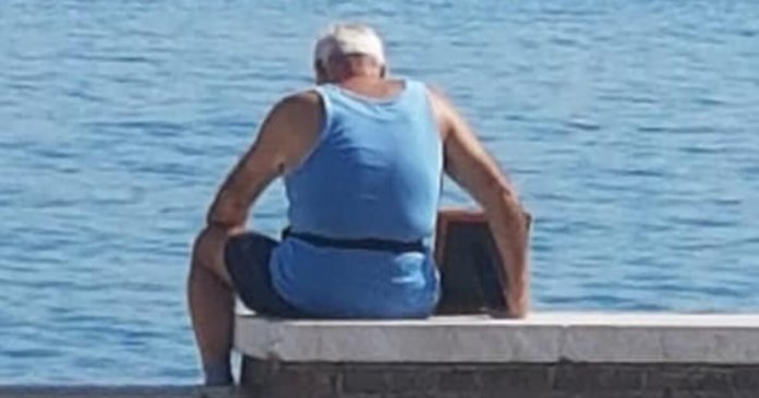 Todos os dias idoso senta-se com foto de falecida esposa junto à praia