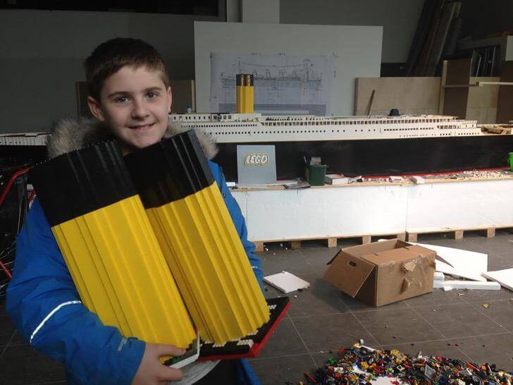 bemmaismulher.com - Garoto com autismo construiu a maior réplica de Lego do Titanic