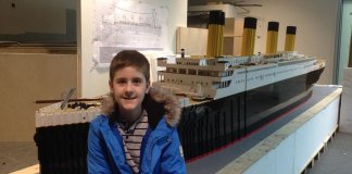 Garoto com autismo construiu a maior réplica de Lego do Titanic