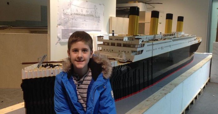 Garoto com autismo construiu a maior réplica de Lego do Titanic