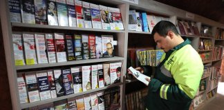 Coletores de lixo criaram uma maravilhosa biblioteca com livros que encontraram no lixo