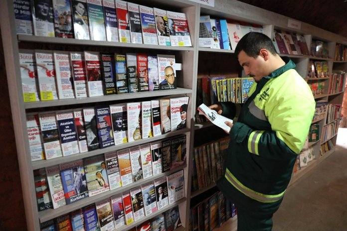 Coletores de lixo criaram uma maravilhosa biblioteca com livros que encontraram no lixo