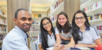 Alunas ensinam porteiro da escola e ele passa na faculdade