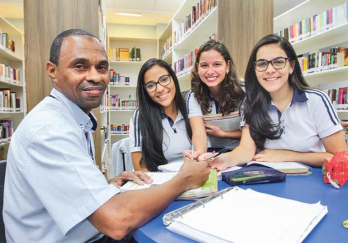 Alunas ensinam porteiro da escola e ele passa na faculdade