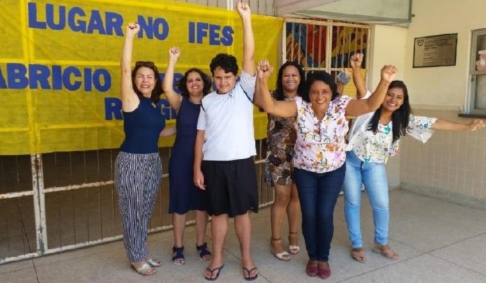 Aluno autista de escola pública passa em primeiro lugar para Mecatrônica no Ifes