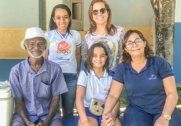 bemmaismulher.com - Cena linda: Estudante alfabetiza vendedor de picolé da escola