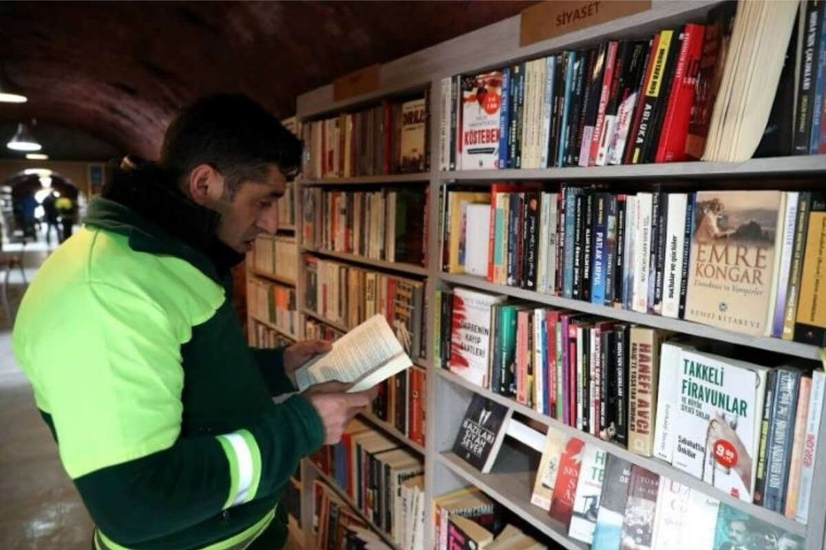 bemmaismulher.com - Coletores de lixo criaram uma maravilhosa biblioteca com livros que encontraram no lixo
