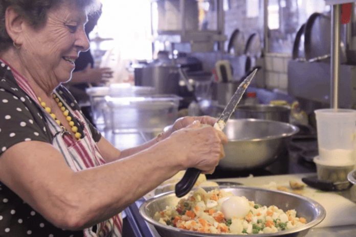 Restaurante decidiu contratar “avós” e agora tem a melhor comida caseira