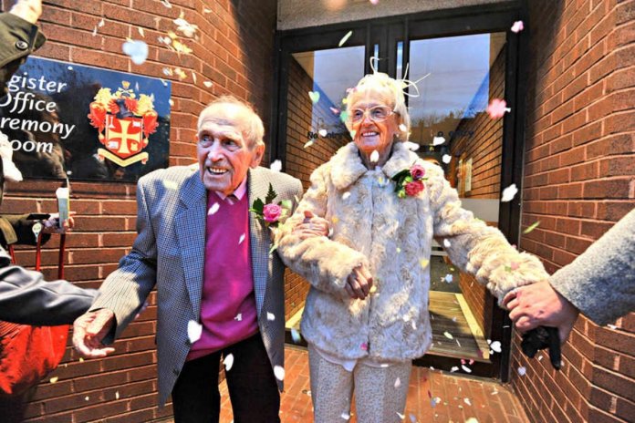 Aos 97 anos homem se casa com mulher de 90 e afirma: “Nunca é tarde para amar”