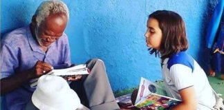 Cena linda: Estudante alfabetiza vendedor de picolé da escola