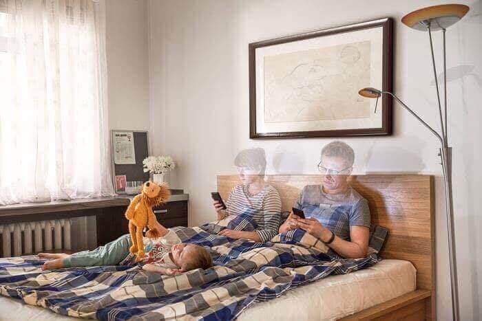 vicio-no-celular-esta-a-afastar-as-familias-dentro-da-sua-propria-casa1