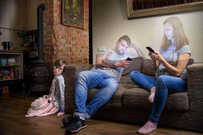 vicio-no-celular-esta-a-afastar-as-familias-dentro-da-sua-propria-casa2
