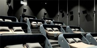 Cinema inova apresentando camas no lugar de poltronas