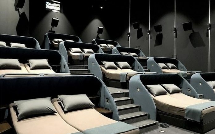 Cinema inova apresentando camas no lugar de poltronas