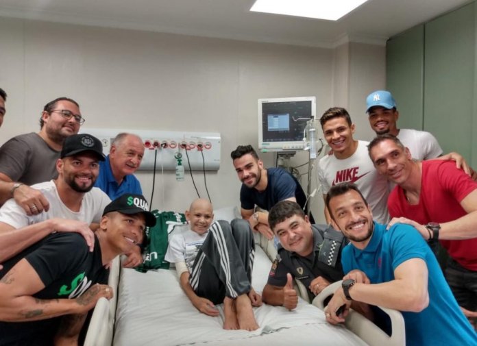 Felipão e jogadores do Palmeiras realizam o sonho de paciente em visita à hospital