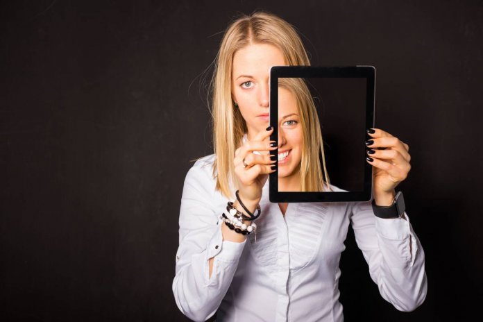 O vazio que habita a falsa felicidade exposta nas selfies