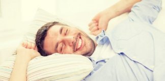Uma empresa contrata estagiários para testar colchões enquanto dorme