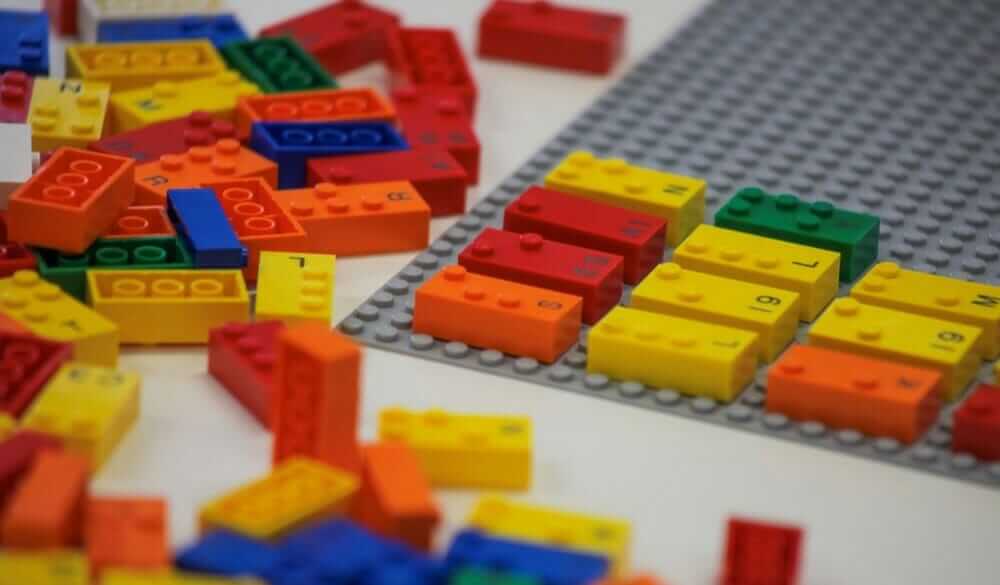 bemmaismulher.com - Chega ao Brasil, projeto que ensina crianças deficientes visuais o braille através de peças da Lego