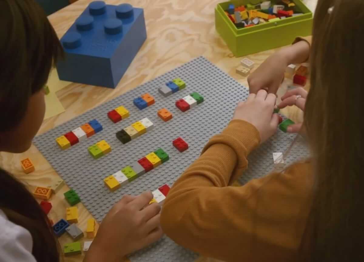 bemmaismulher.com - Chega ao Brasil, projeto que ensina crianças deficientes visuais o braille através de peças da Lego